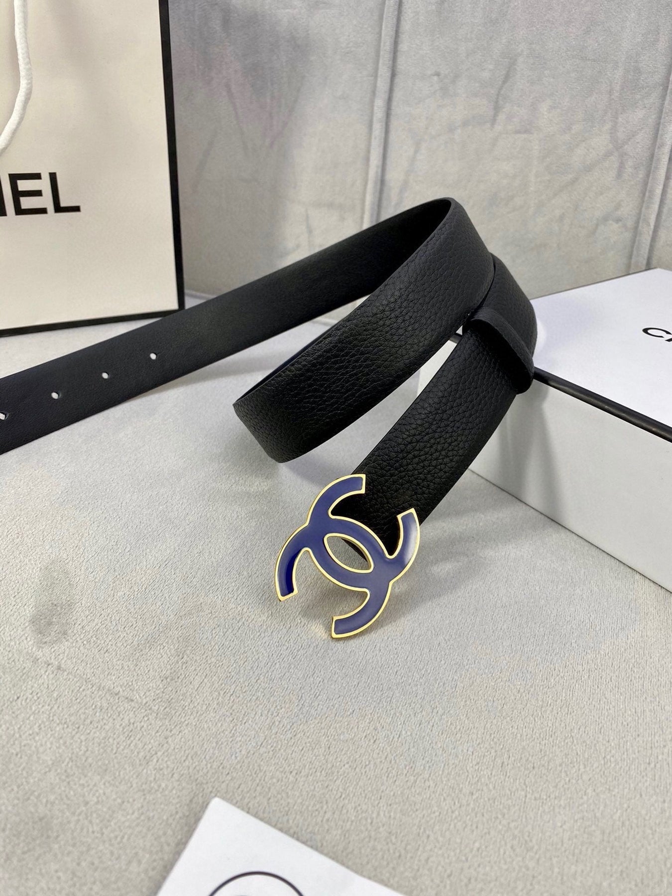 CC 30MM BELT IN BLACK GRAINED CALFSKIN WITH NAVY BLUE METAL LOGO