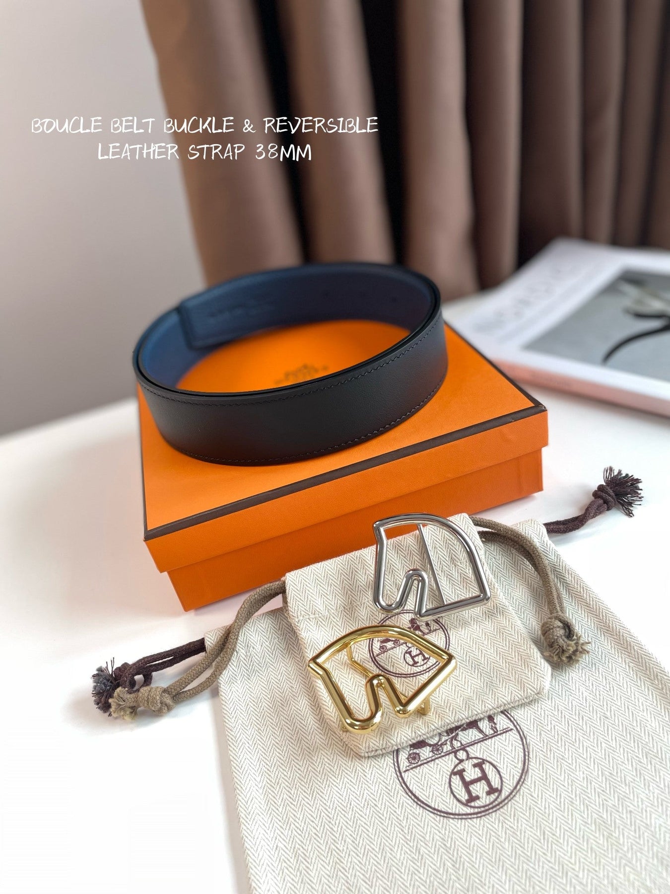 BOUCLE BELT BUCKLE & REVERSIBLE NAVY BLUE AND BLACK AND WHITE LEATHER STRAP 38MM GOLD HARDWARE