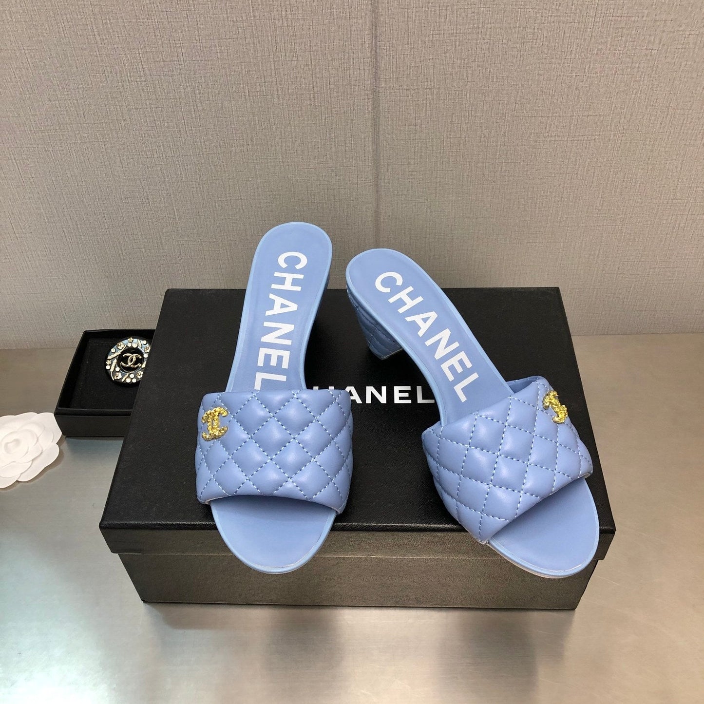 DIAMOND-QUILTED 6 CM SANDALS IN CAROLINA BLUE LAMBSKIN
