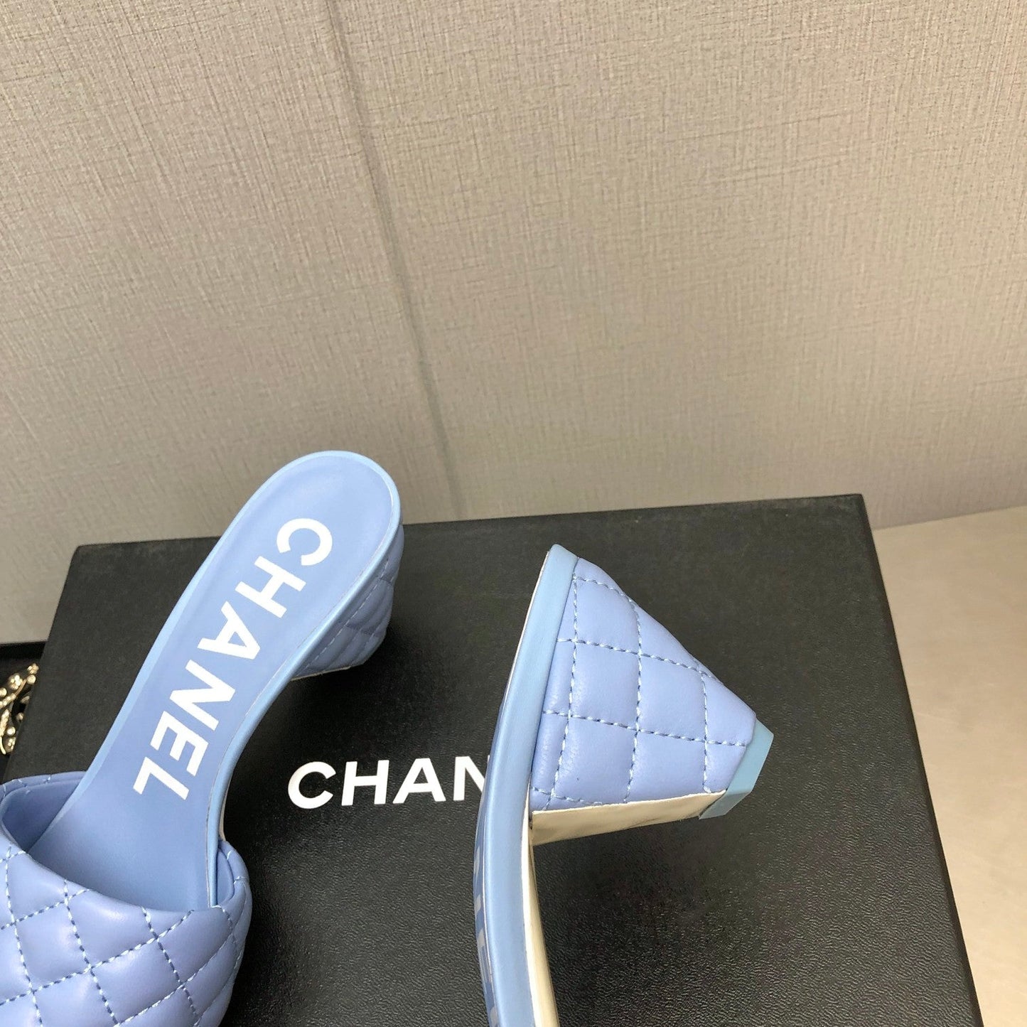 DIAMOND-QUILTED 6 CM SANDALS IN CAROLINA BLUE LAMBSKIN