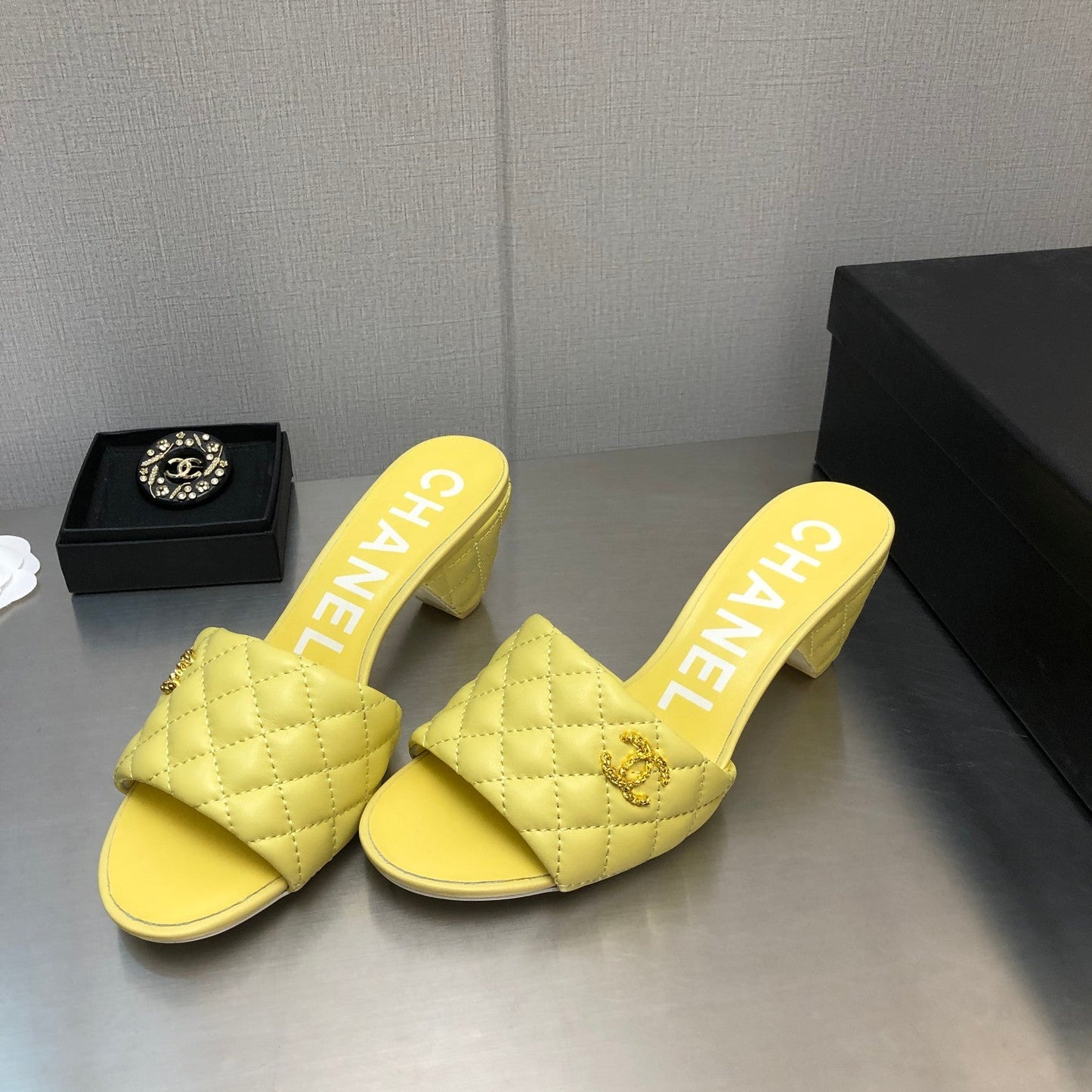 DIAMOND-QUILTED 6 CM SANDALS IN BRIGHT YELLOW LAMBSKIN