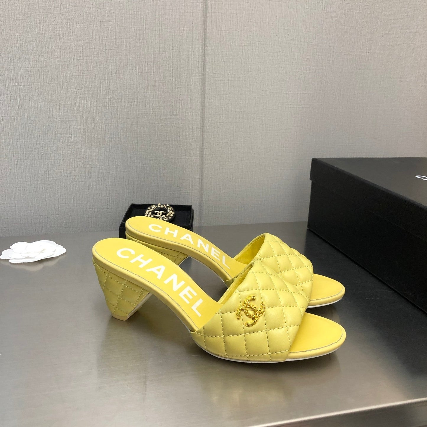 DIAMOND-QUILTED 6 CM SANDALS IN BRIGHT YELLOW LAMBSKIN