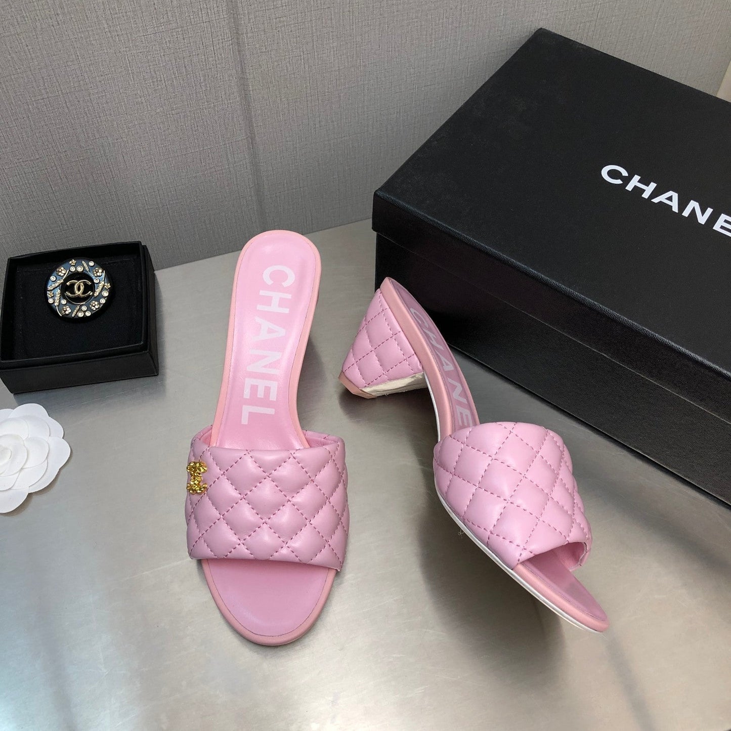 DIAMOND-QUILTED 6 CM SANDALS IN BABY PINK LAMBSKIN
