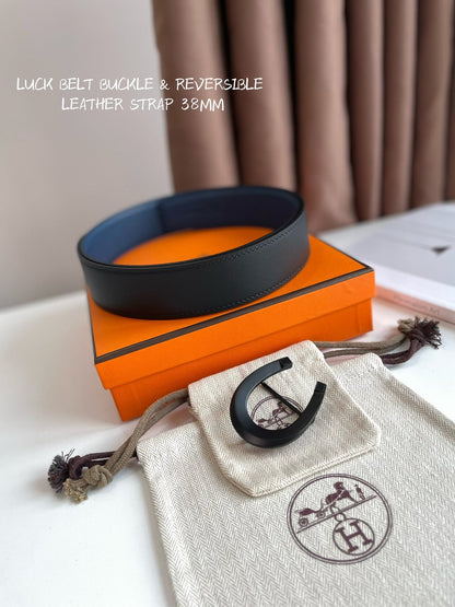 HM LUCK BELT BUCKLE & REVERSIBLE BLACK AND NAVY BLUE LEATHER STRAP 38MM