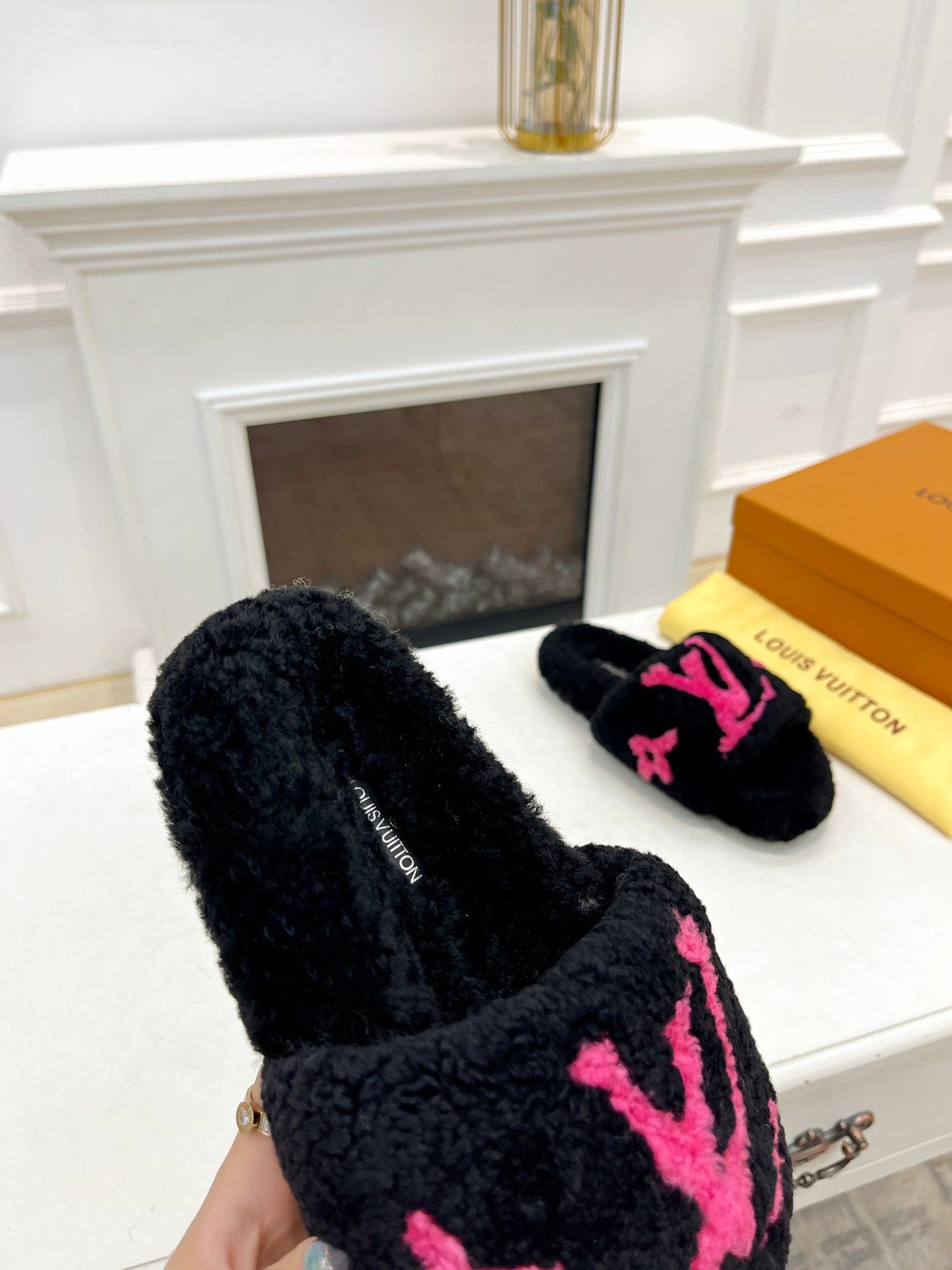 LV FLAT SLIPPER IN BLACK MIX BRIGHT PINK SHEARLING