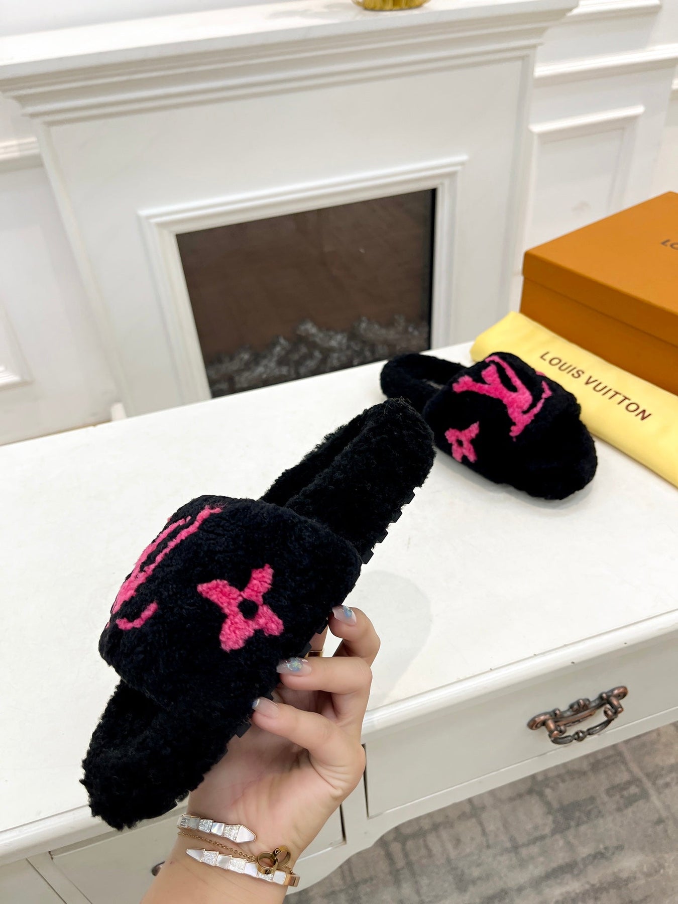 LV FLAT SLIPPER IN BLACK MIX BRIGHT PINK SHEARLING