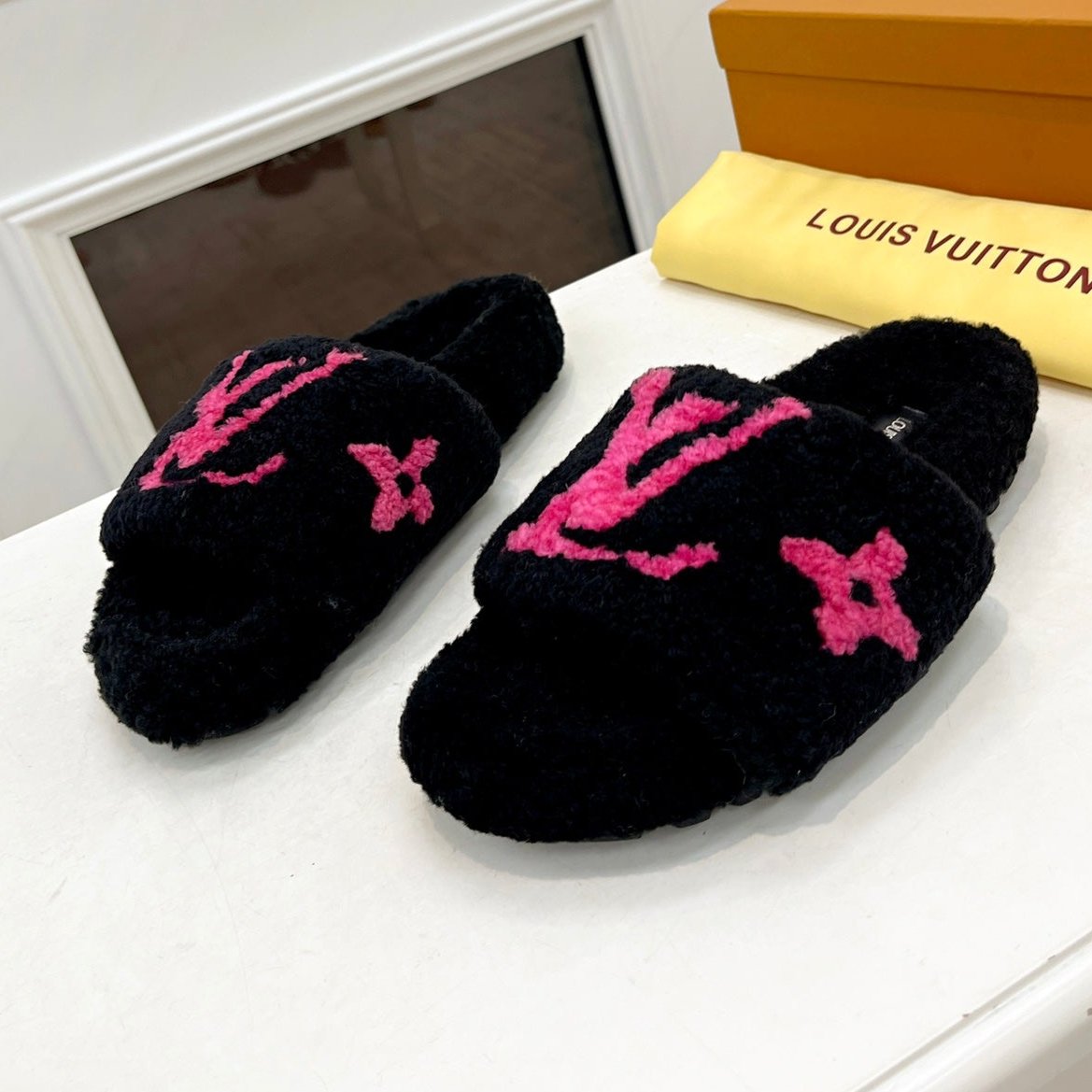 LV FLAT SLIPPER IN BLACK MIX BRIGHT PINK SHEARLING