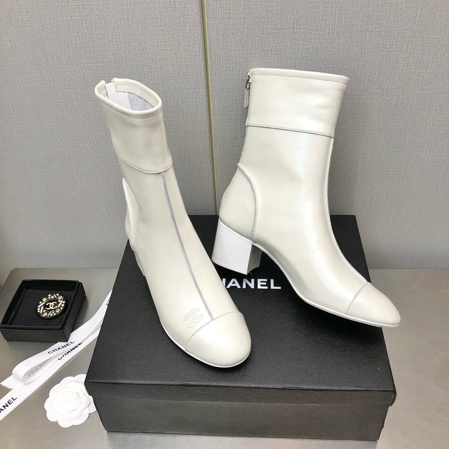 BLOCK HEEL ANKLE BOOTS IN WHITE CALFSKIN