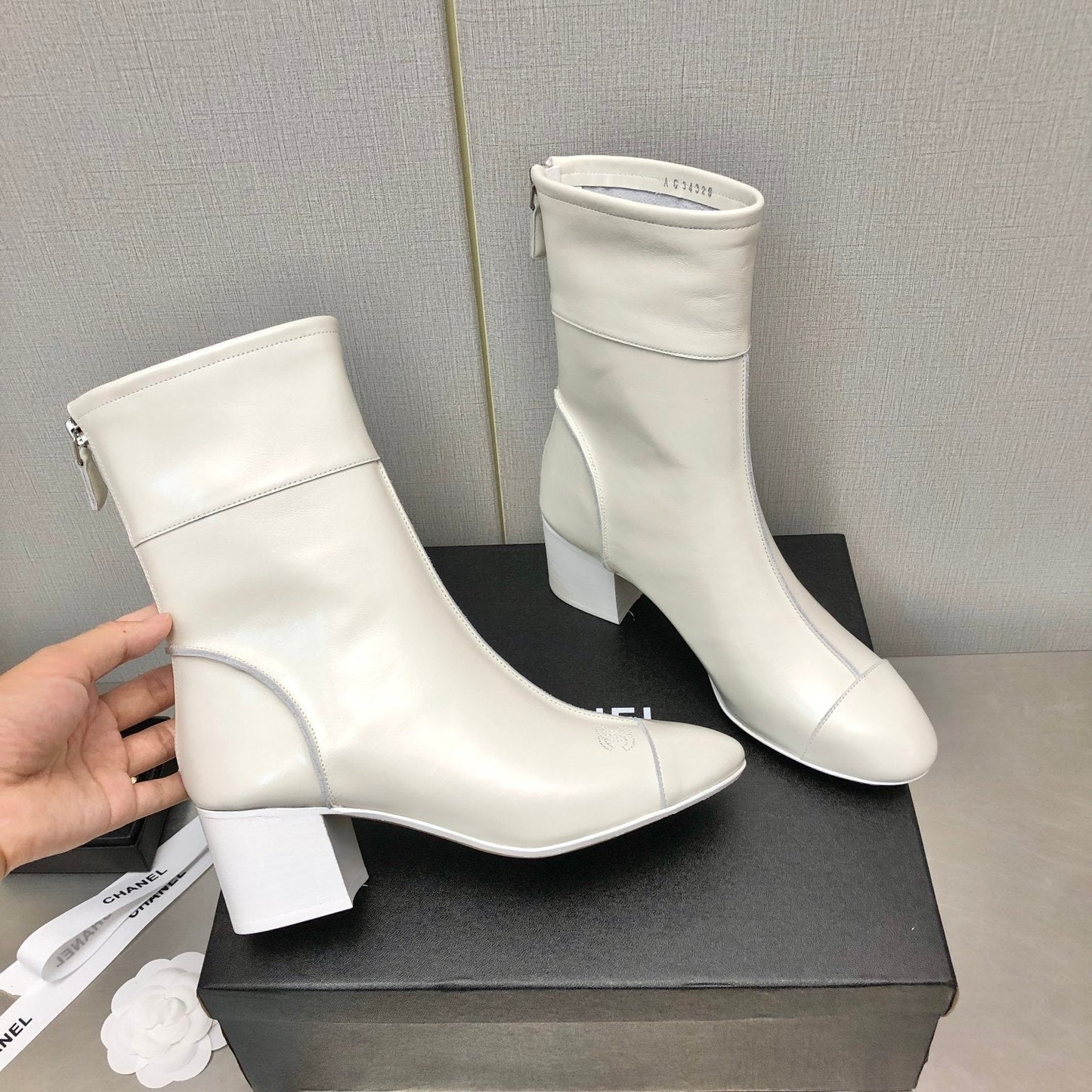 BLOCK HEEL ANKLE BOOTS IN WHITE CALFSKIN