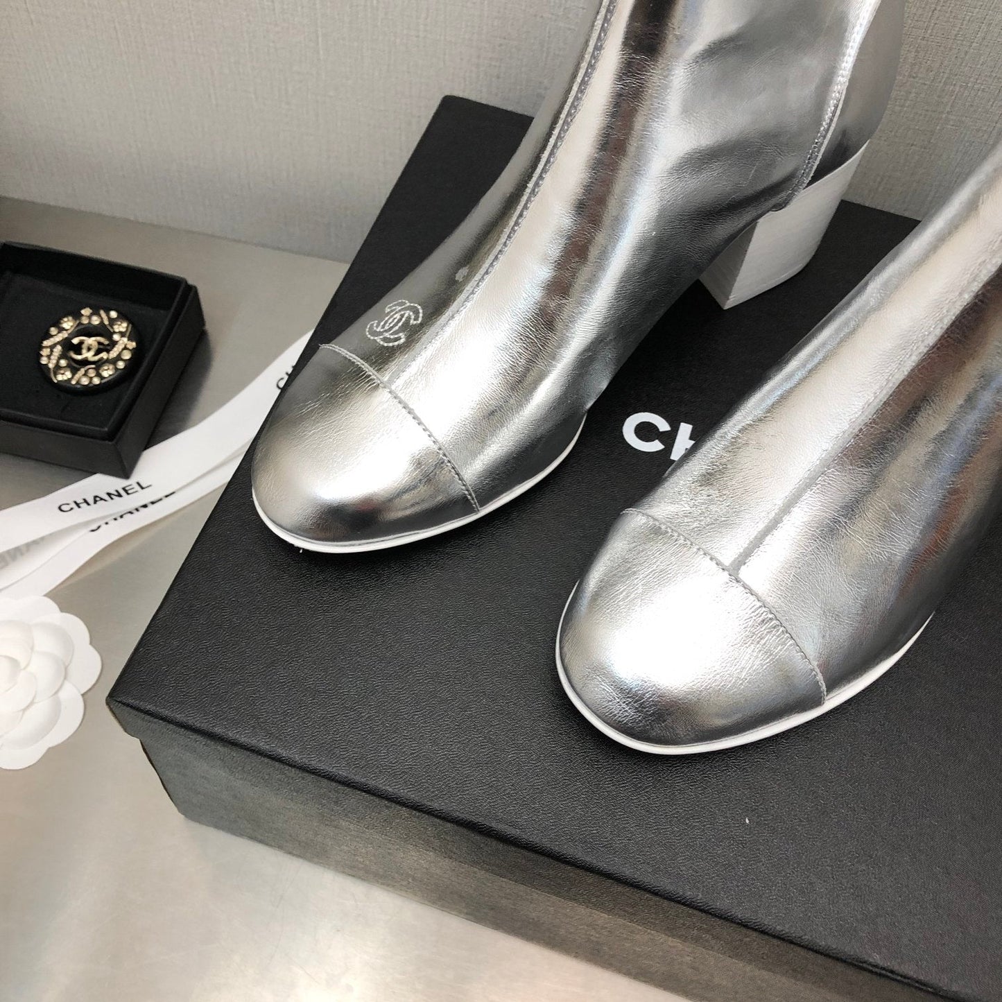 BLOCK HEEL ANKLE BOOTS IN SILVER CALFSKIN