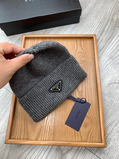 BEANIIE HAT IN GRAPHITE GRAY WOOL 335032
