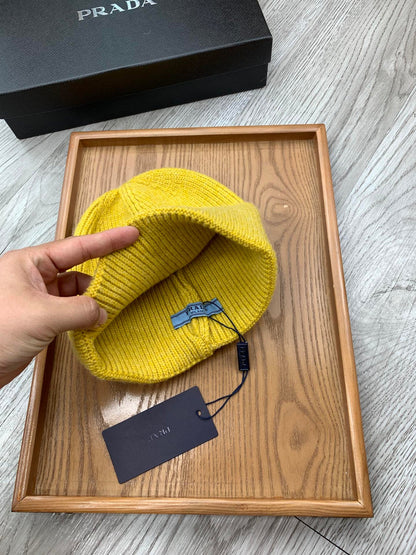 BEANIIE HAT IN CLASSIC YELLOW WOOL 335035