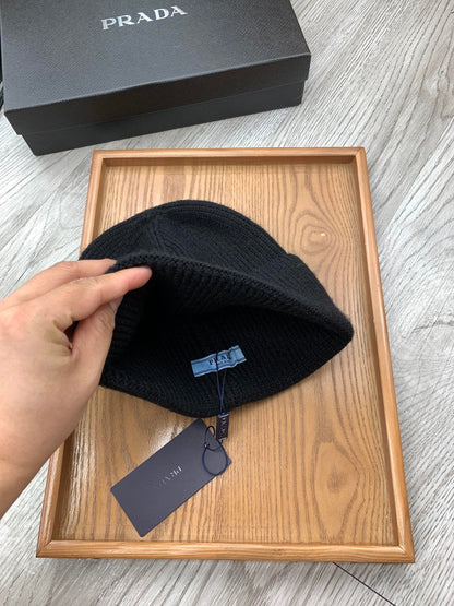 BEANIIE HAT IN BLACK WOOL 335039