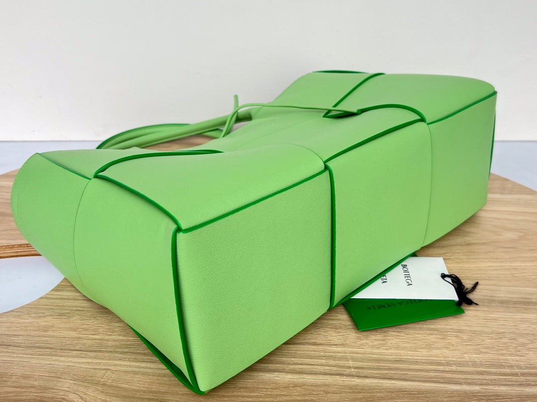 ARCO TOTE 36 IN MANTIS GREEN CALFSKIN