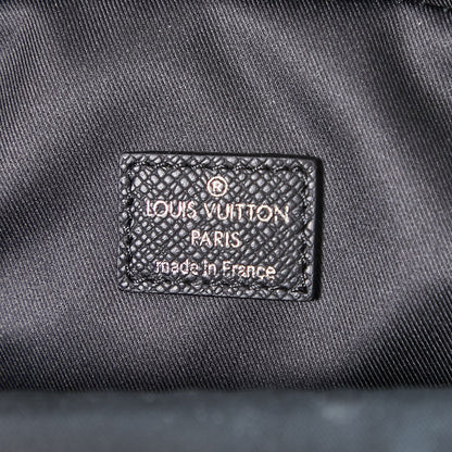 AVENUE SLINGBAG 31 IN BLACK TAIGA LEATHER