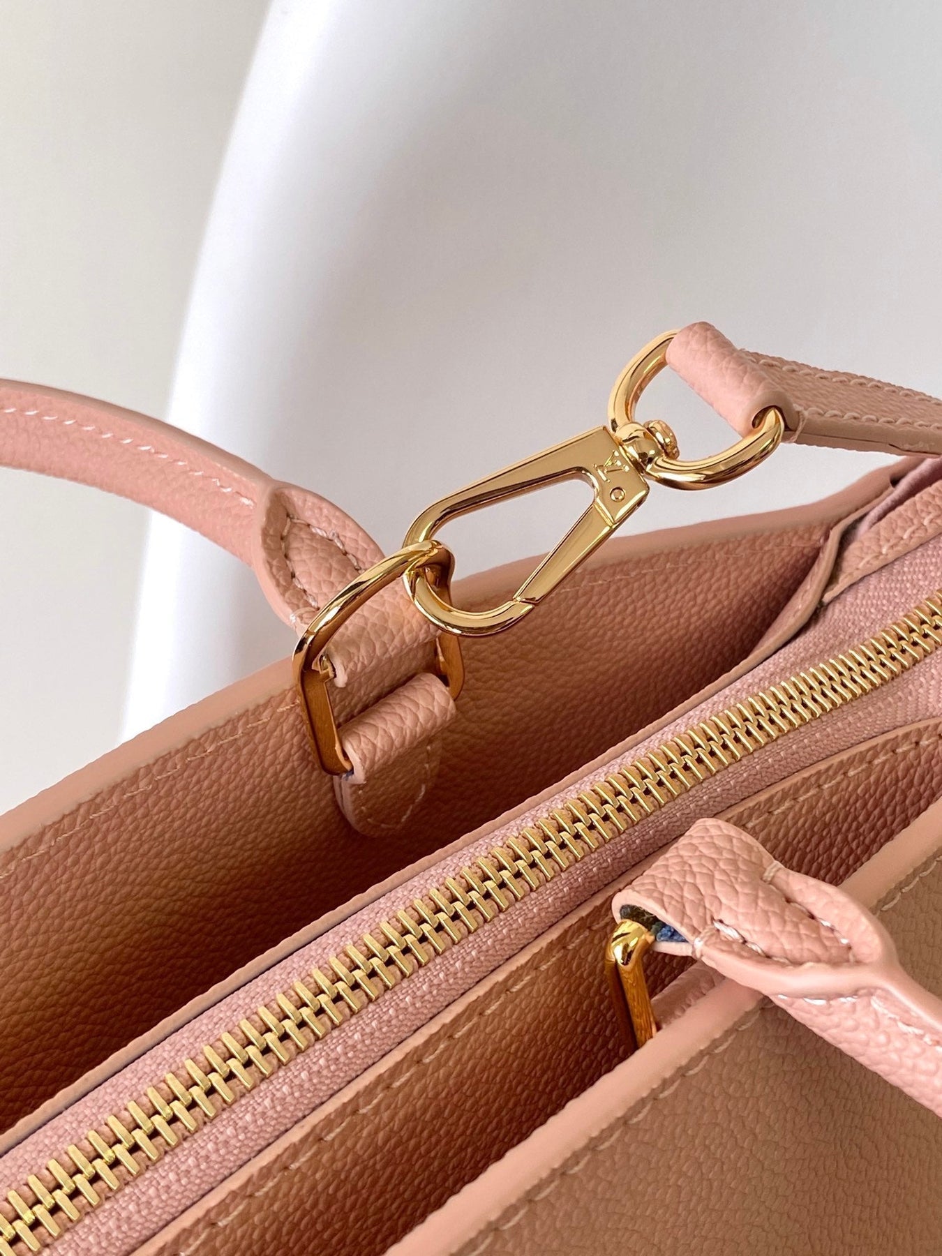 PETIT PALAIS PM MEDIUM SHOULDER BAG 29 IN PINK EMBOSSED COWHIDE GOLD-TONE HARDWARE