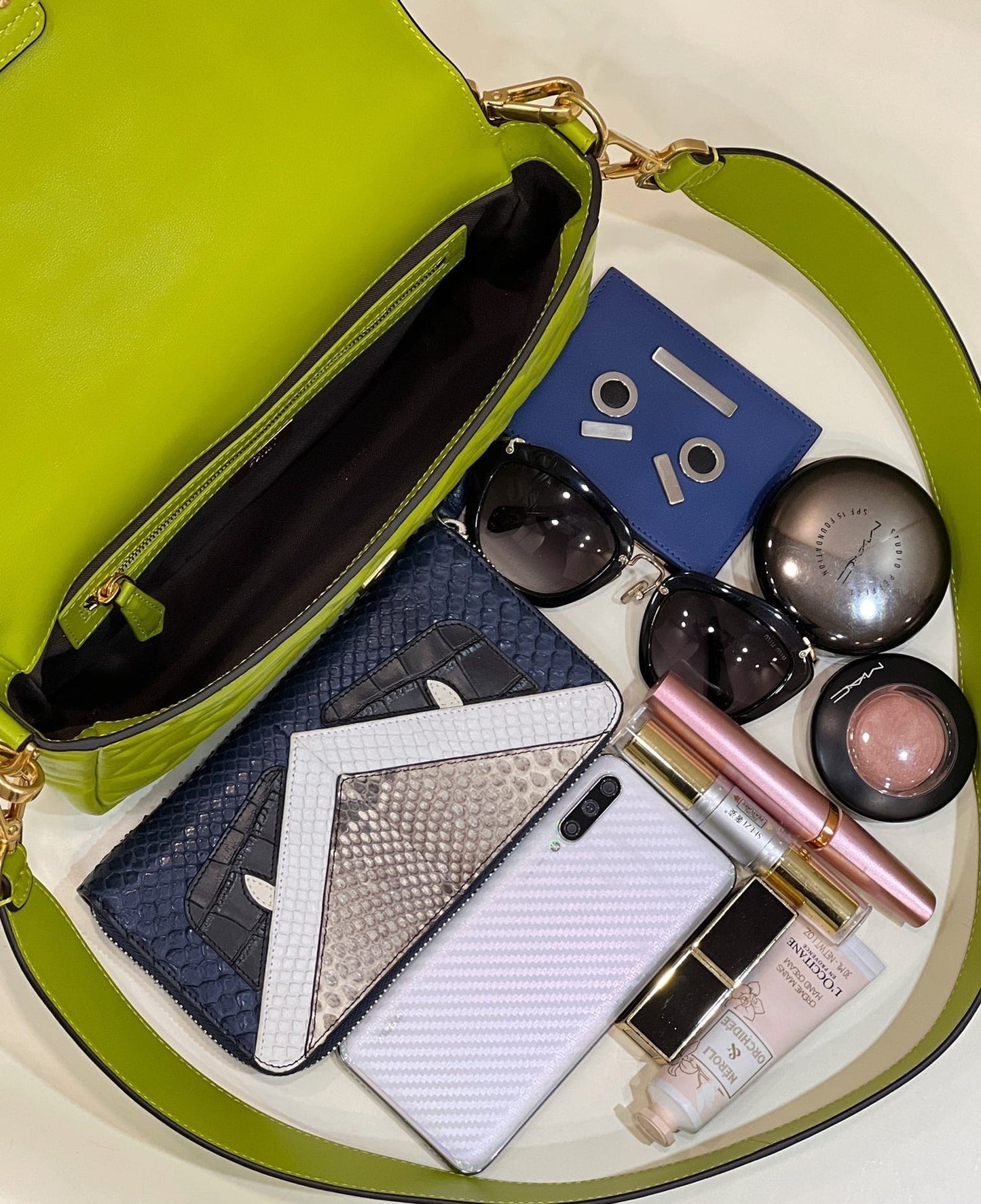 BAGUETTE WITH FF MOTIF 27 IN LIMERICK SOFT LAMBSKIN GOLD HARDWARE