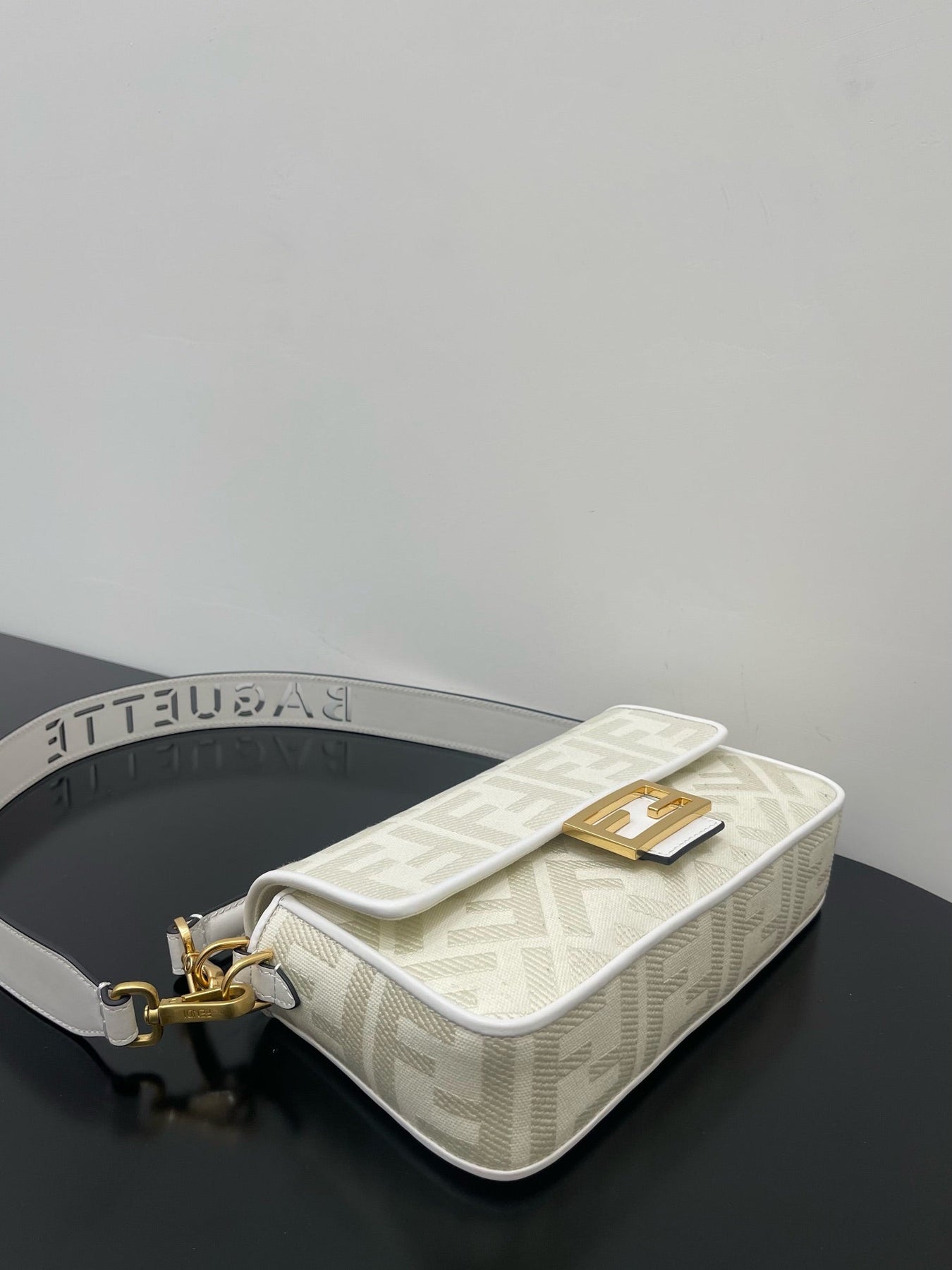 FENDI 26 BAGUETTE WHITE NAPPA LEATHER BAG WITH GOLD HARDWARE