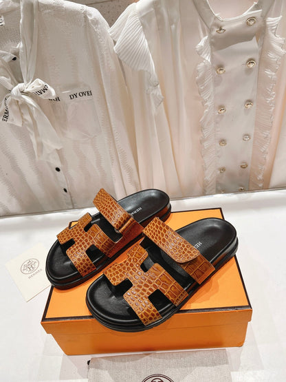 CHYPRE SANDAL BLACK AND BRIGHT BROWN LAMBSKIN