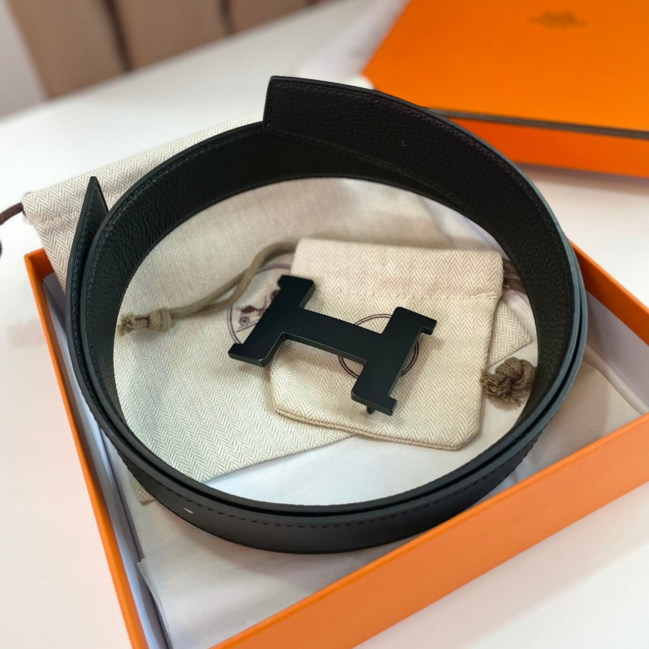 HM CONSTANCE BELT BUCKLE & REVERSIBLE  BLACK LEATHER STRAP 38MM