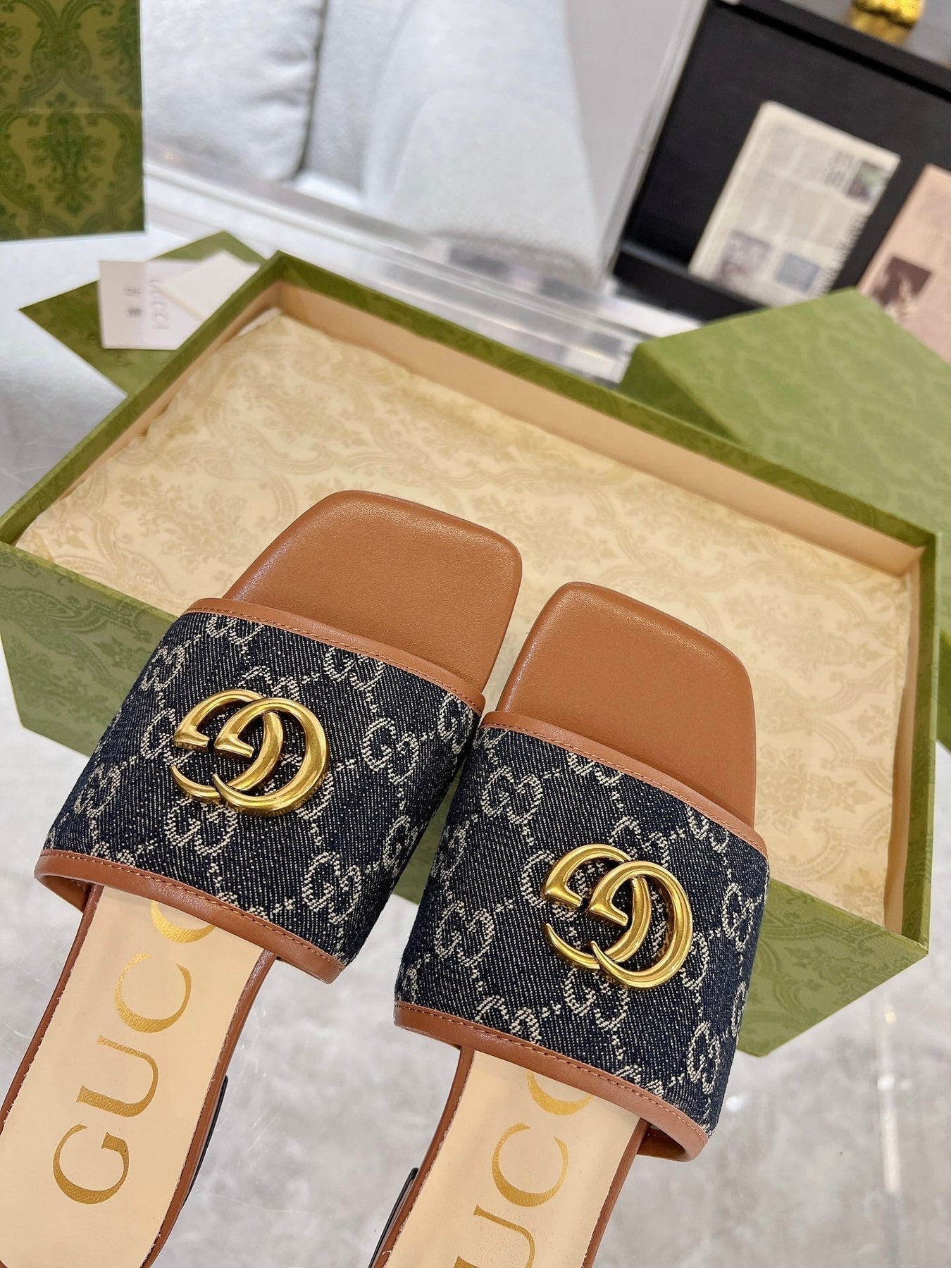 GG EXCLUSIVE SLIDE SANDAL CARAMEL AND BLACK FABRIC