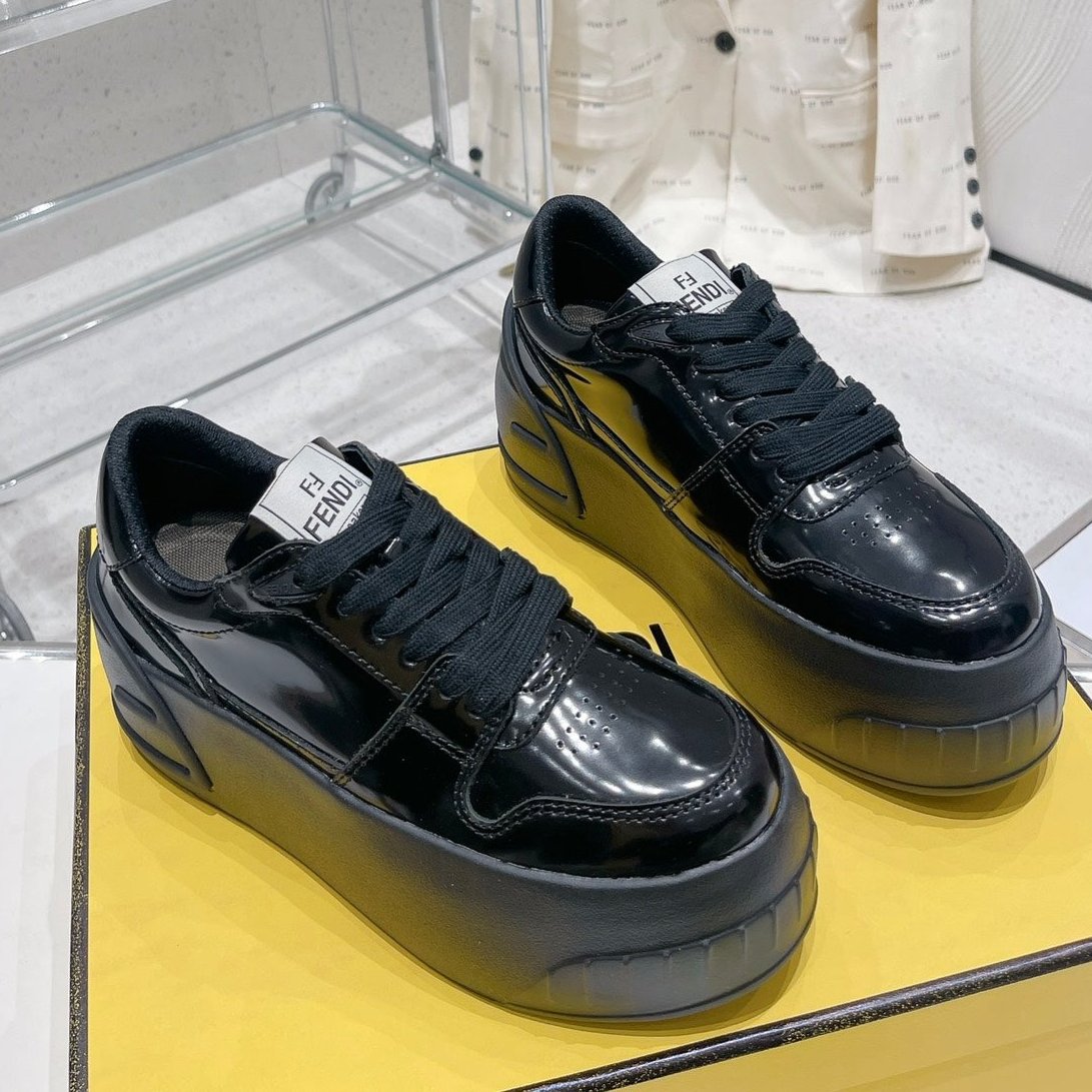 FENDI LOW-TOP TRAINER IN BLACK CALFSKIN