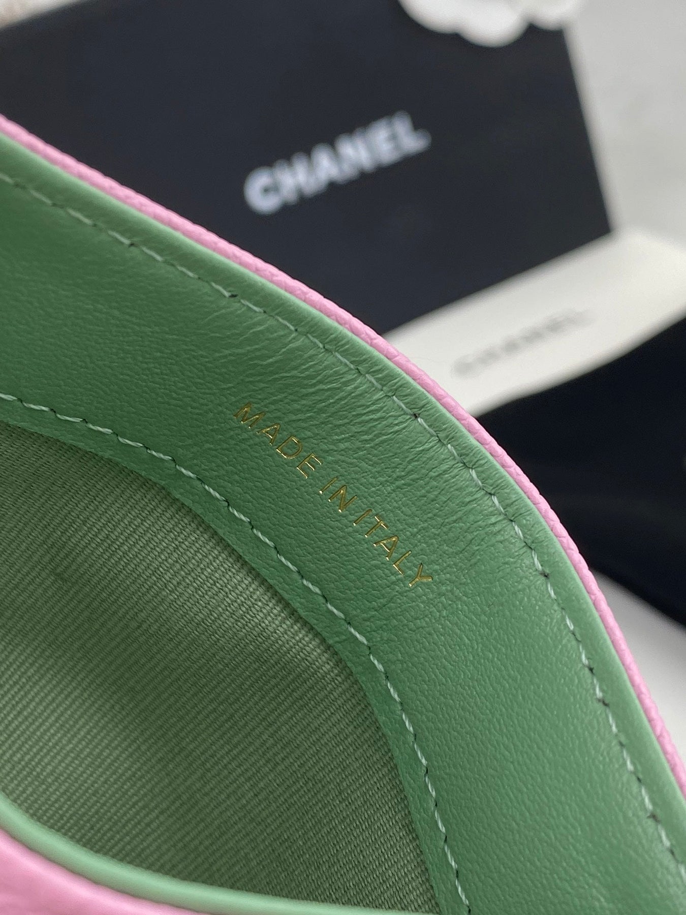 CC CARD HOLDER 19.5 PINK GRAINED CALFSKIN GOLD ICON