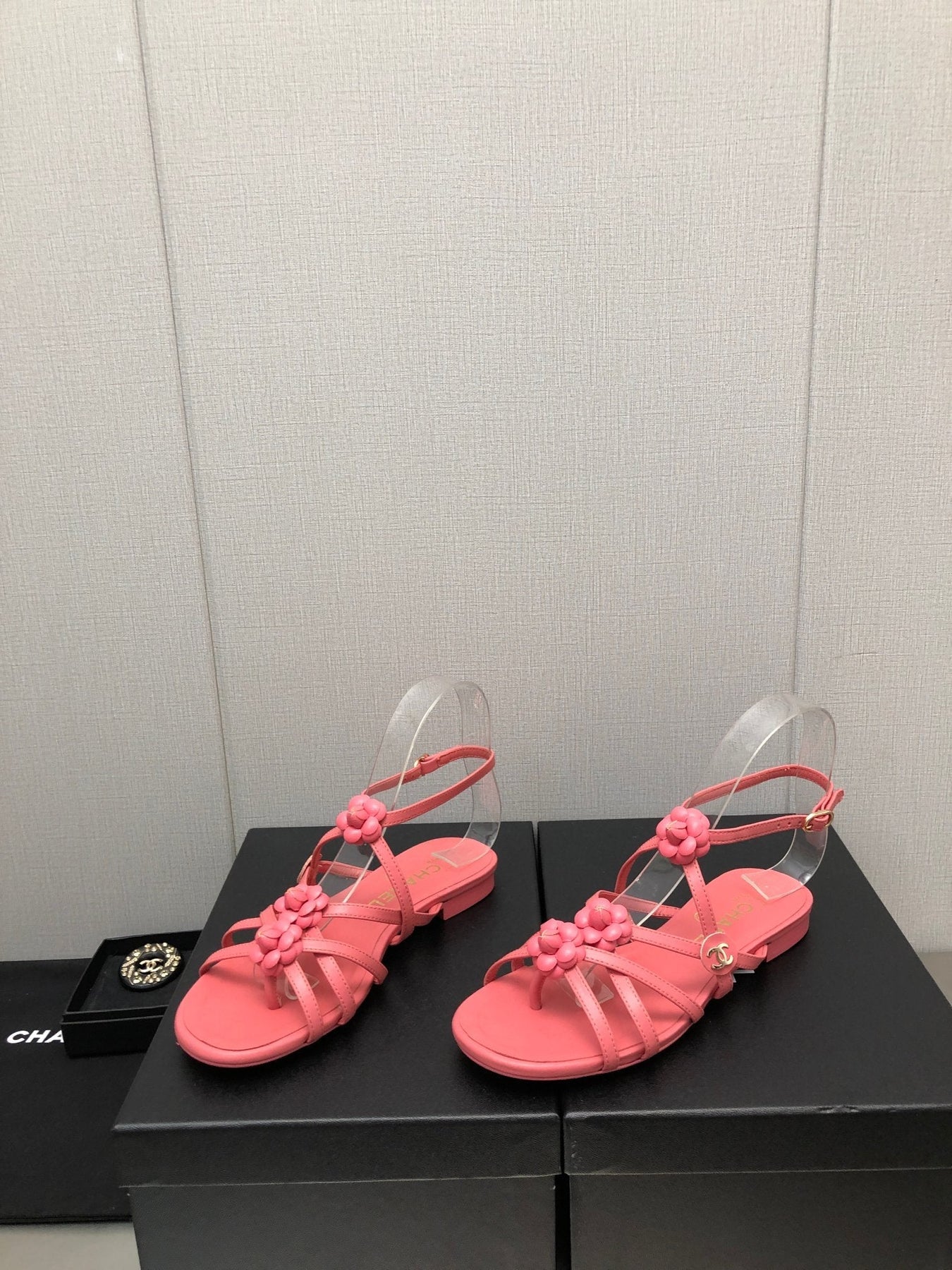 FLORAL FLAT SANDAL IN DARK PINK LAMBSKIN