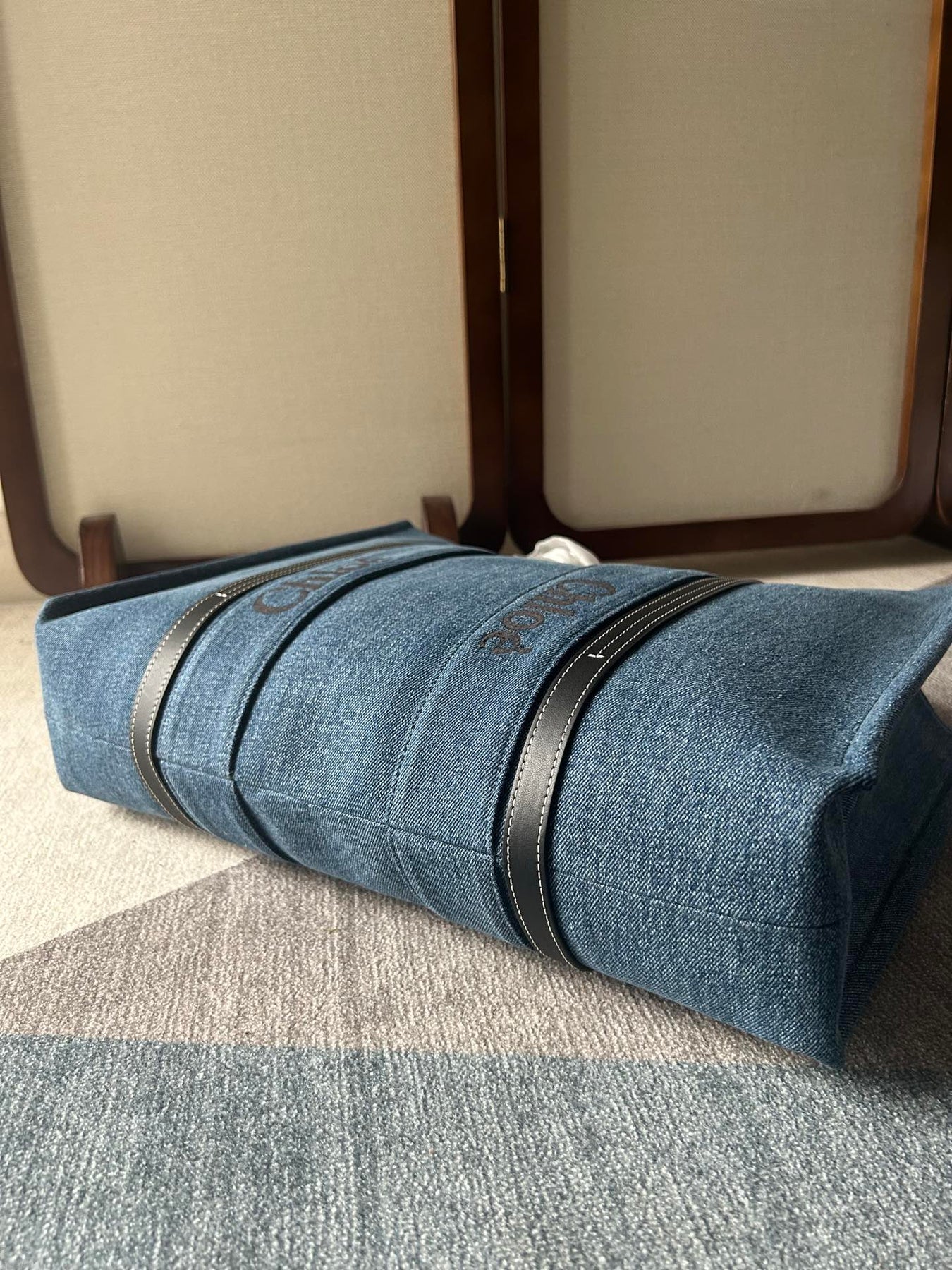 LAGRE WOODY TOTE BAG 45 IN BLUE DENIM BLACK CALFSKIN