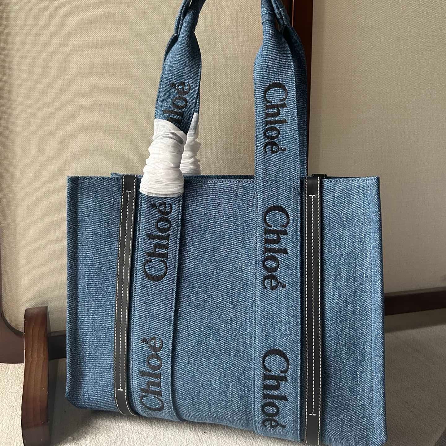 MEDIUM WOODY TOTE BAG 37 IN BLUE DENIM BLACK CALFSKIN