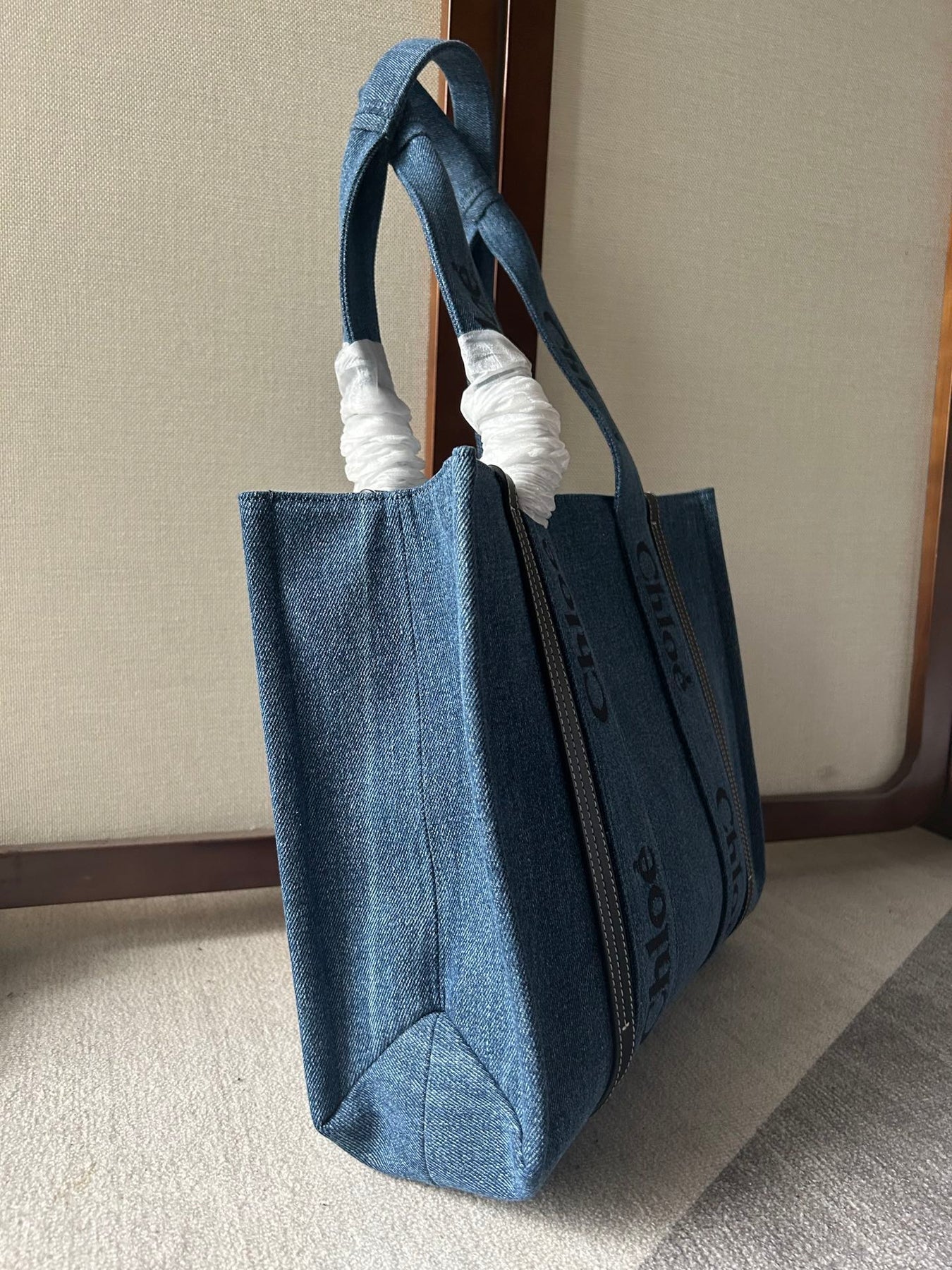 MEDIUM WOODY TOTE BAG 37 IN BLUE DENIM BLACK CALFSKIN