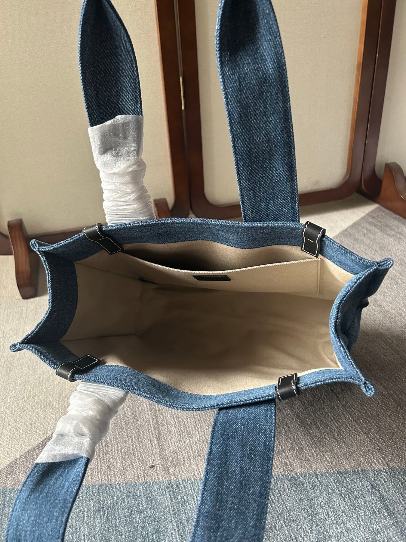 MEDIUM WOODY TOTE BAG 37 IN BLUE DENIM BLACK CALFSKIN