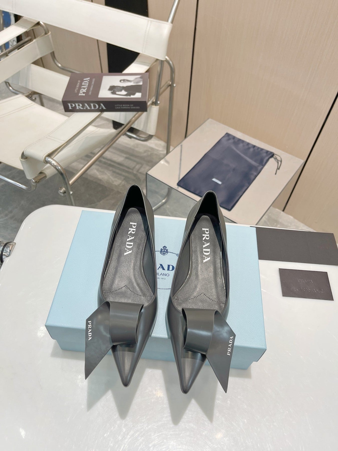 POINTED TOE PUMPS KITTEN HEEL IN GRAY GLOSSY LAMBSKIN WITH BOW