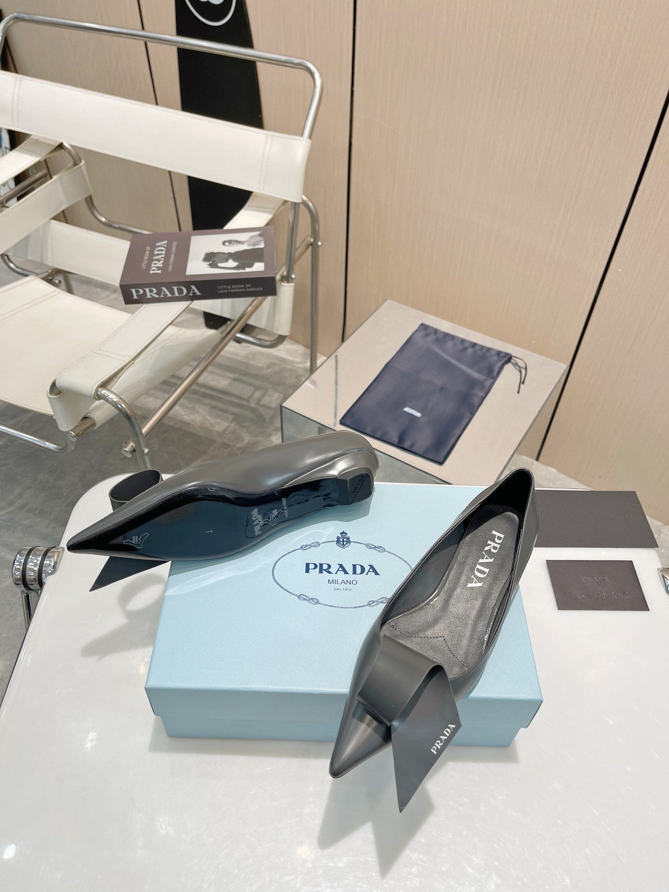 POINTED TOE PUMPS KITTEN HEEL IN GRAY GLOSSY LAMBSKIN WITH BOW