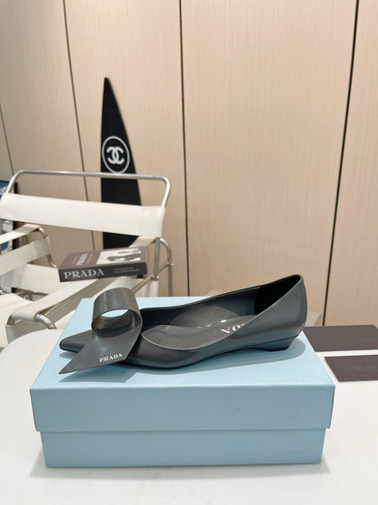 POINTED TOE PUMPS KITTEN HEEL IN GRAY GLOSSY LAMBSKIN WITH BOW