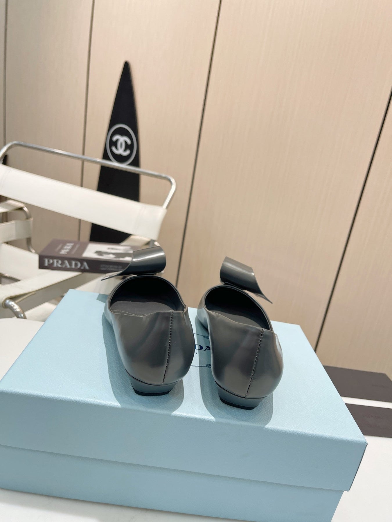 POINTED TOE PUMPS KITTEN HEEL IN GRAY GLOSSY LAMBSKIN WITH BOW