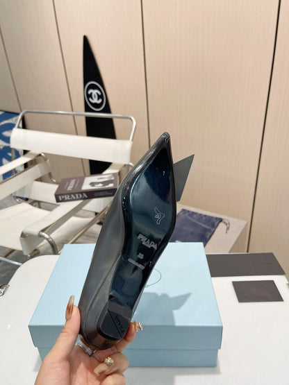 POINTED TOE PUMPS KITTEN HEEL IN GRAY GLOSSY LAMBSKIN WITH BOW