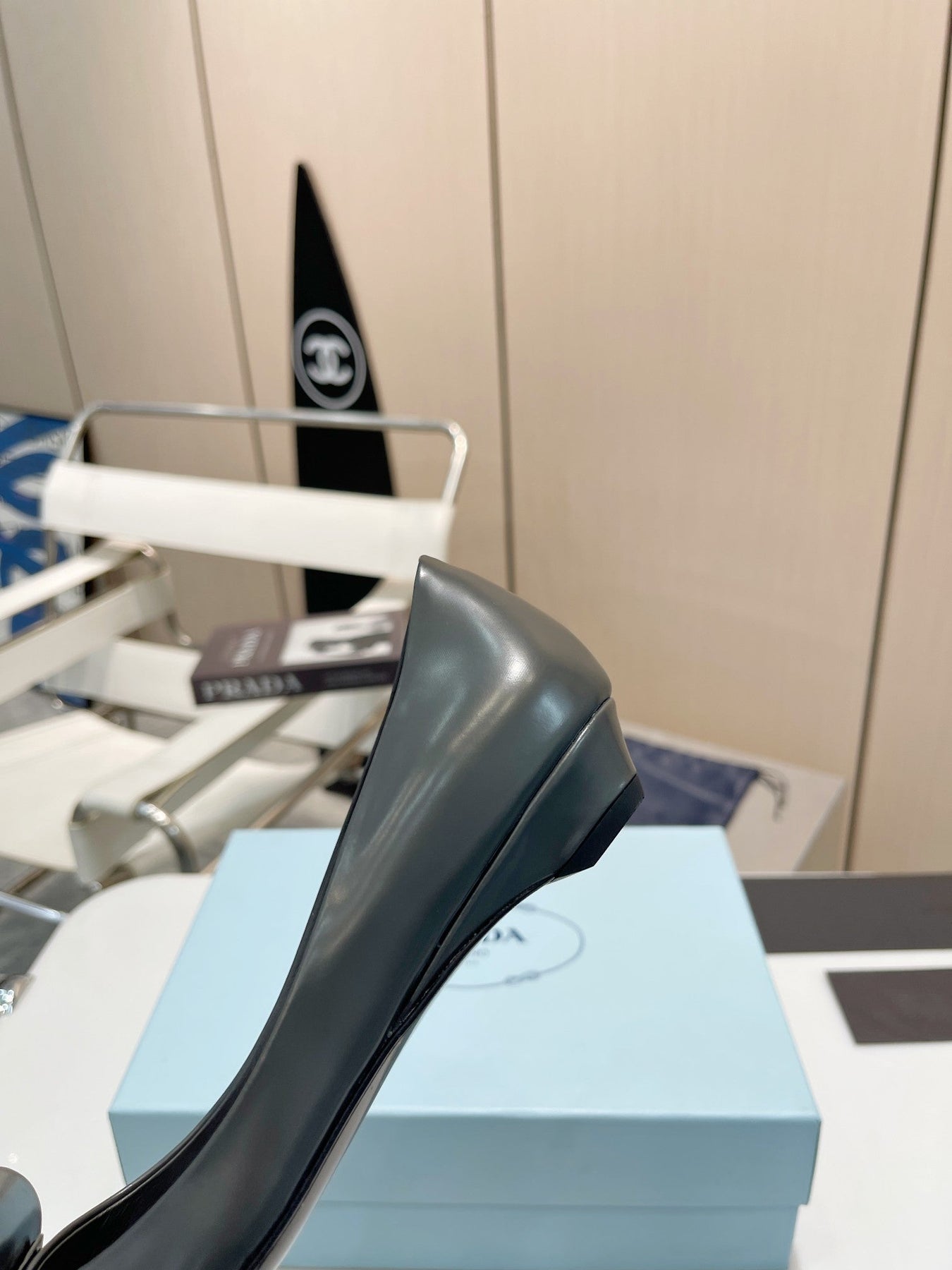 POINTED TOE PUMPS KITTEN HEEL IN GRAY GLOSSY LAMBSKIN WITH BOW