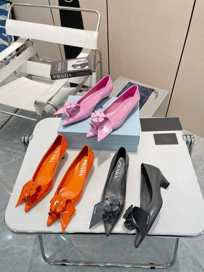 PUMPS KITTEN HEEL IN GRAY SHINY CALFSKIN ATTACHED FLOWERS
