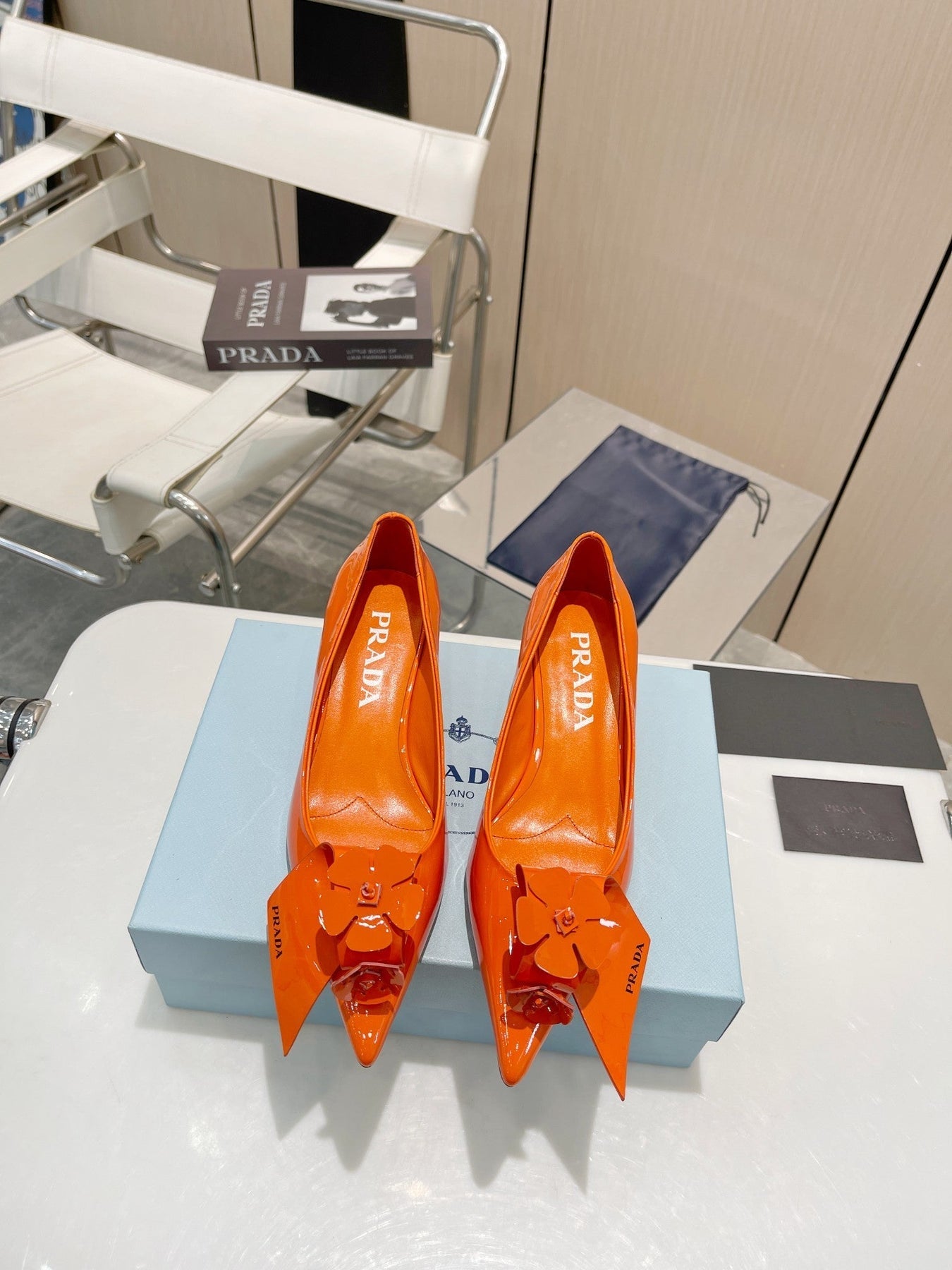 PUMPS KITTEN HEEL IN ORANGE PATENT CALFSKIN ATTACHED FLOWERS