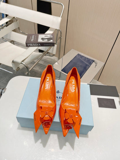PUMPS KITTEN HEEL IN ORANGE PATENT CALFSKIN ATTACHED FLOWERS