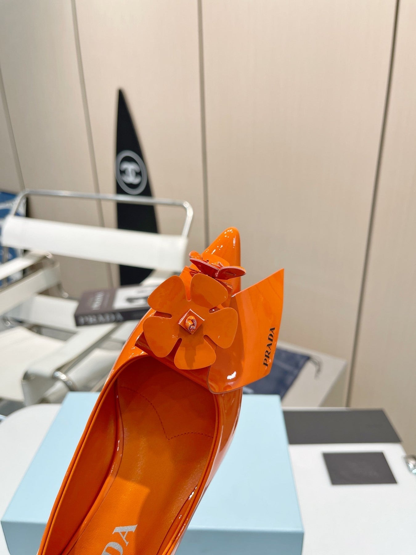 PUMPS KITTEN HEEL IN ORANGE PATENT CALFSKIN ATTACHED FLOWERS