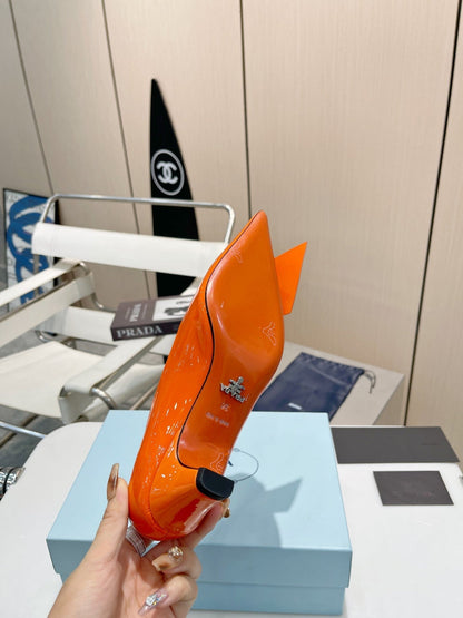 PUMPS KITTEN HEEL IN ORANGE PATENT CALFSKIN ATTACHED FLOWERS