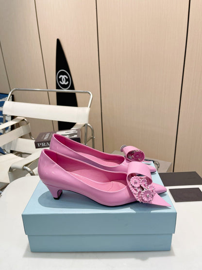MEDIUM HEEL PUMPS IN PINK PATENT CALFSKIN ATTACHED CREATIVE FLOWERS