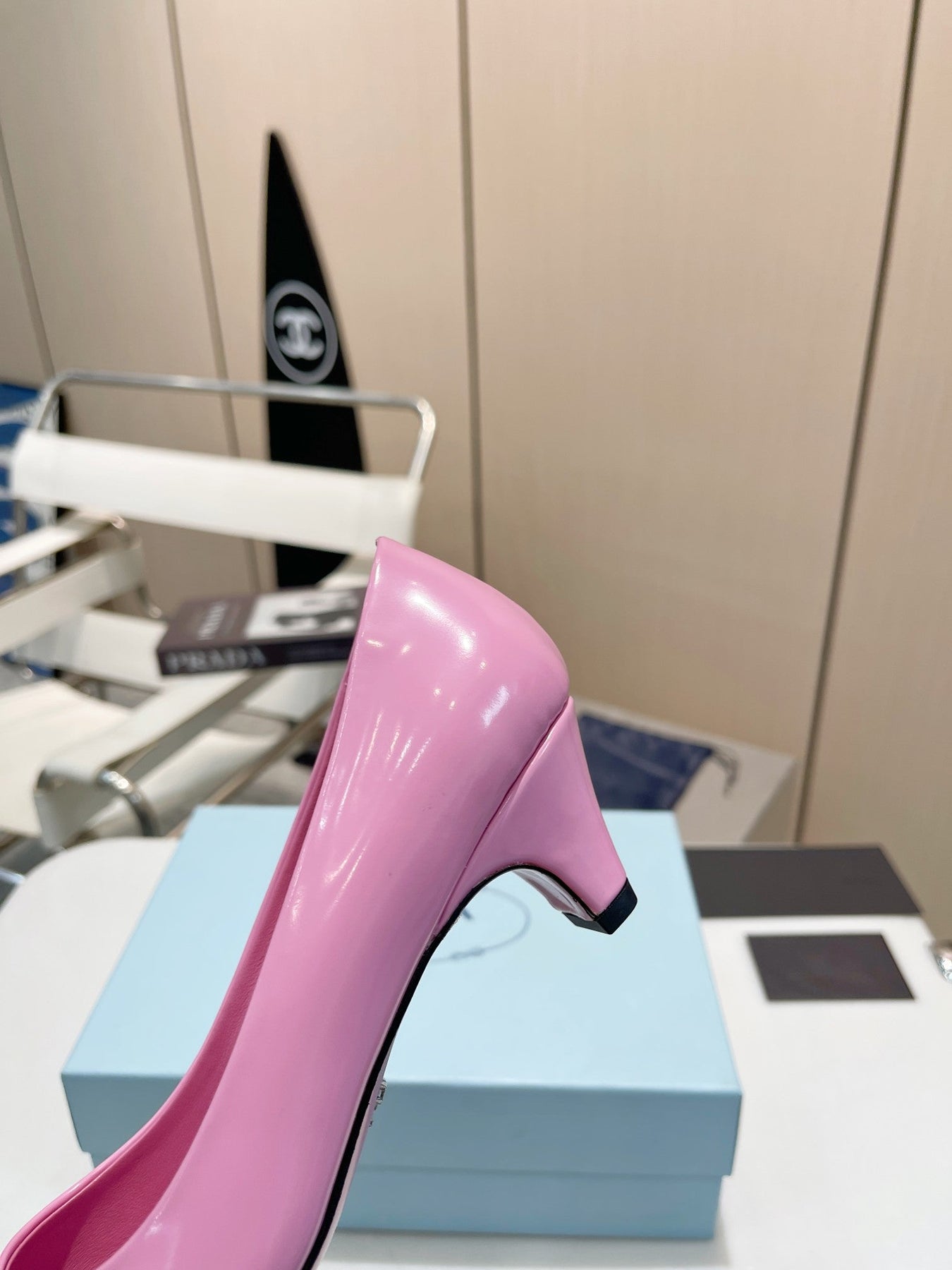 MEDIUM HEEL PUMPS IN PINK PATENT CALFSKIN ATTACHED CREATIVE FLOWERS