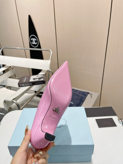 KITTEN HEEL PUMPS WITH CREATIVE SHAPE IN PINK GLOSSY LAMBSKIN