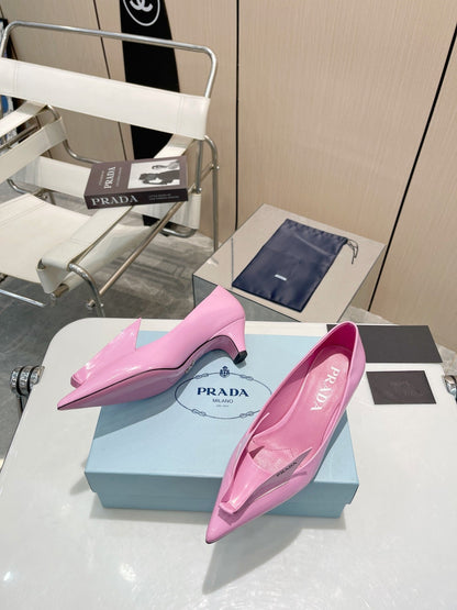 KITTEN HEEL PUMPS WITH CREATIVE SHAPE IN PINK GLOSSY LAMBSKIN