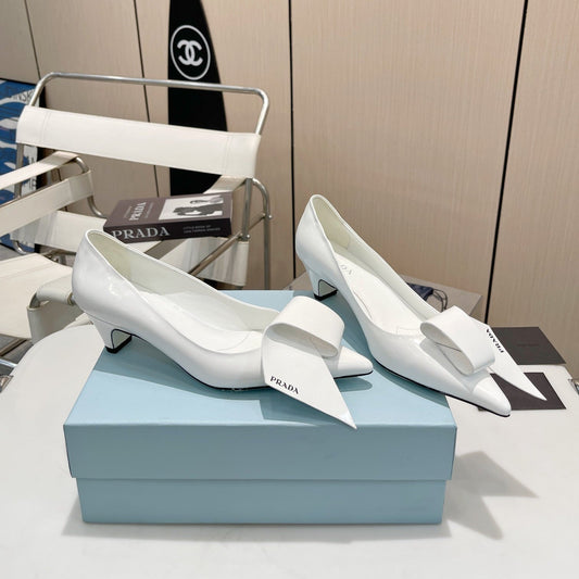 POINTED TOE PUMPS KITTEN HEEL IN WHITE GLOSSY LAMBSKIN WITH BOW