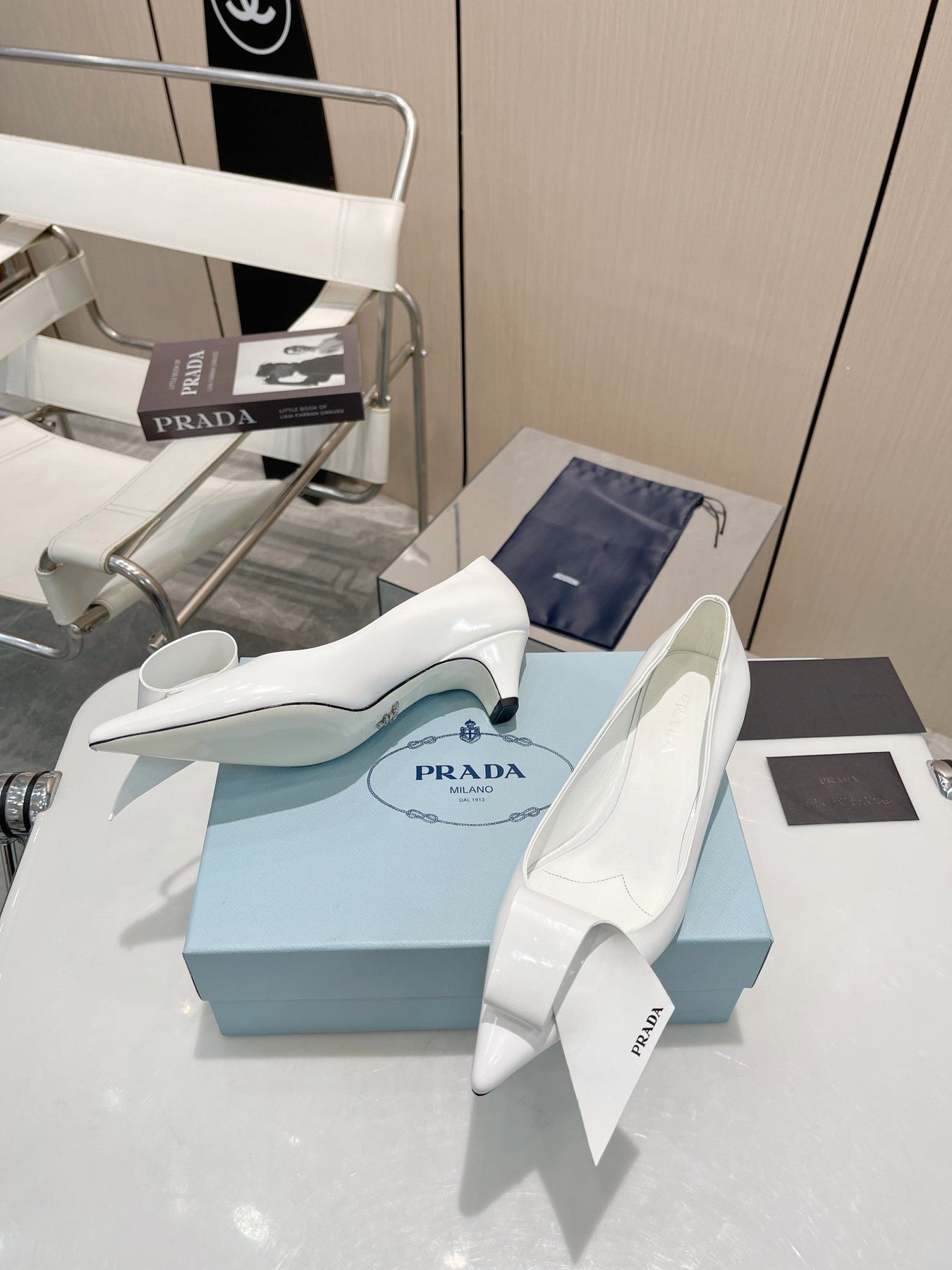 POINTED TOE PUMPS KITTEN HEEL IN WHITE GLOSSY LAMBSKIN WITH BOW