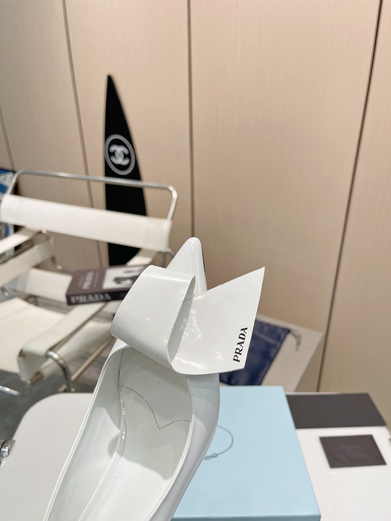 POINTED TOE PUMPS KITTEN HEEL IN WHITE GLOSSY LAMBSKIN WITH BOW